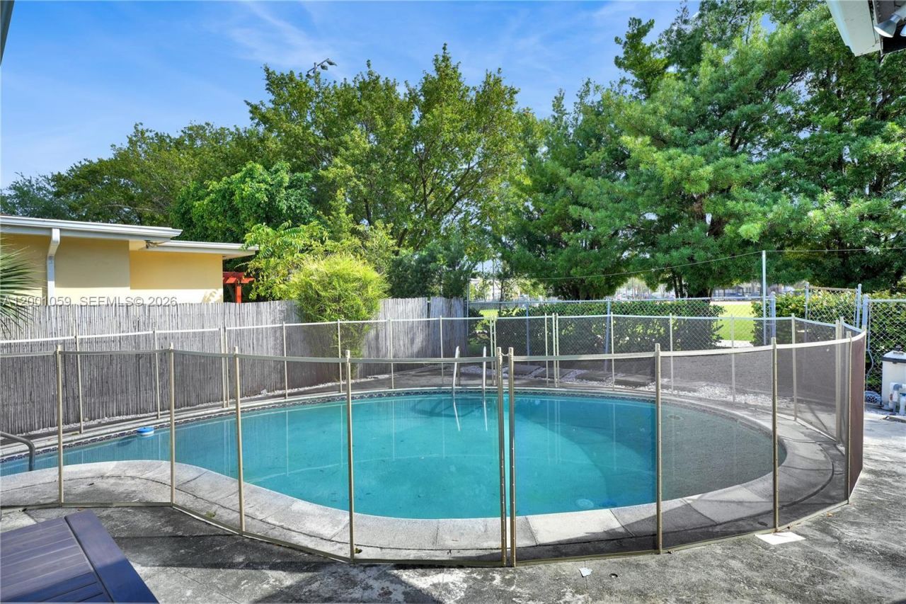 820 W 43rd Ct, Miami Beach, FL 33140 Photo