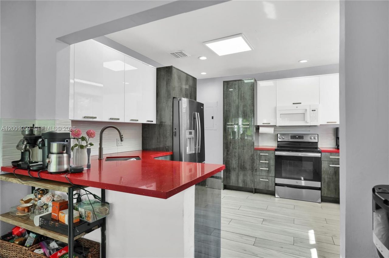 820 W 43rd Ct, Miami Beach, FL 33140 Photo