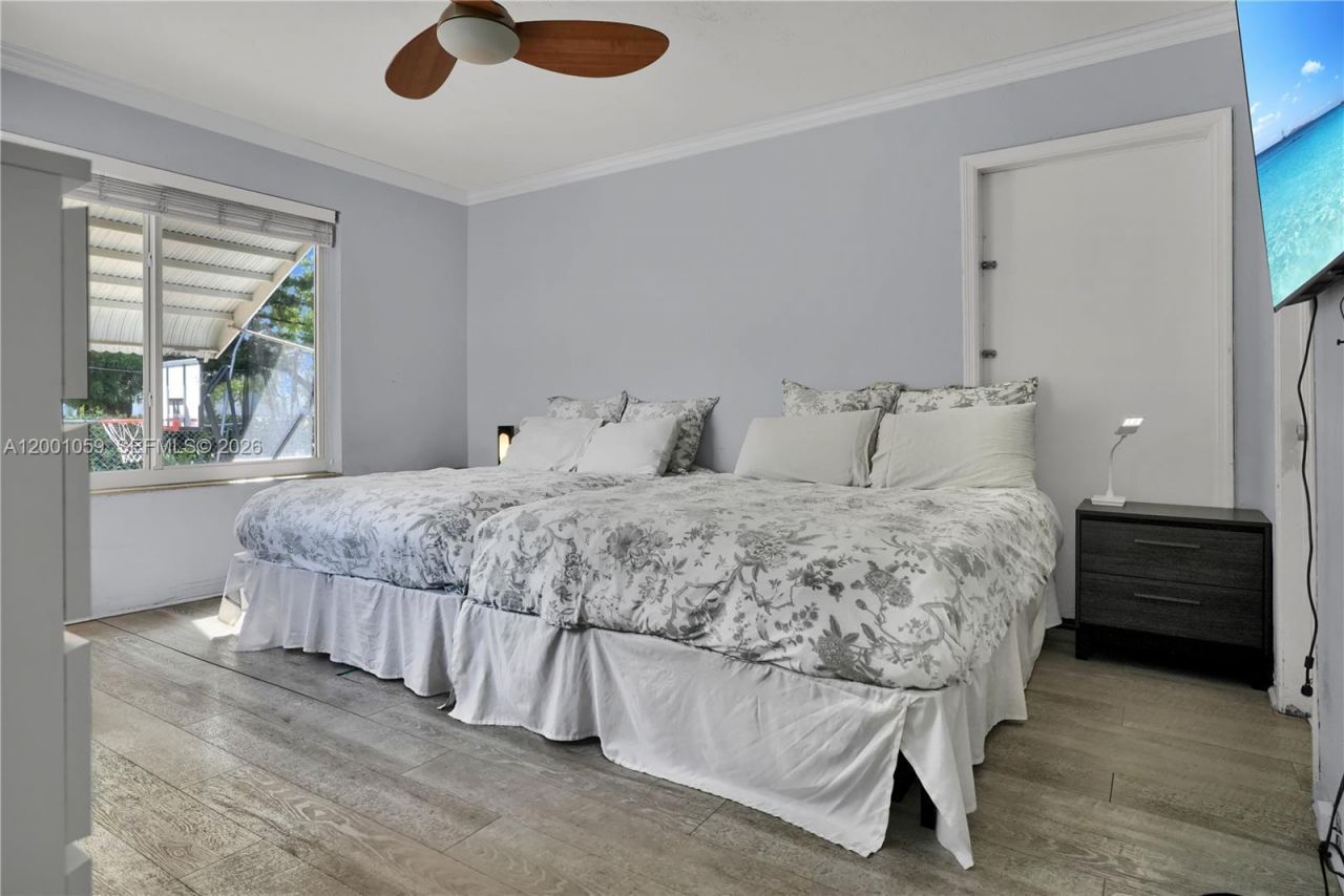 820 W 43rd Ct, Miami Beach, FL 33140 Photo