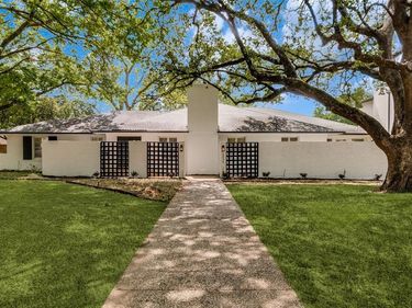 6034 Prestonshire Lane, Dallas, TX 75225