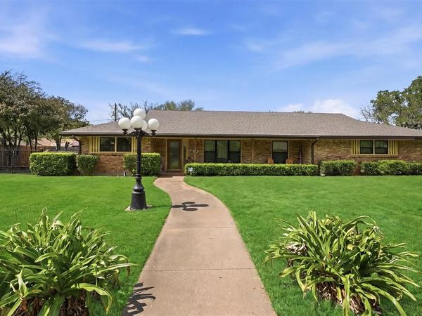 1226 Crestwood Drive , Cleburne, TX 76033