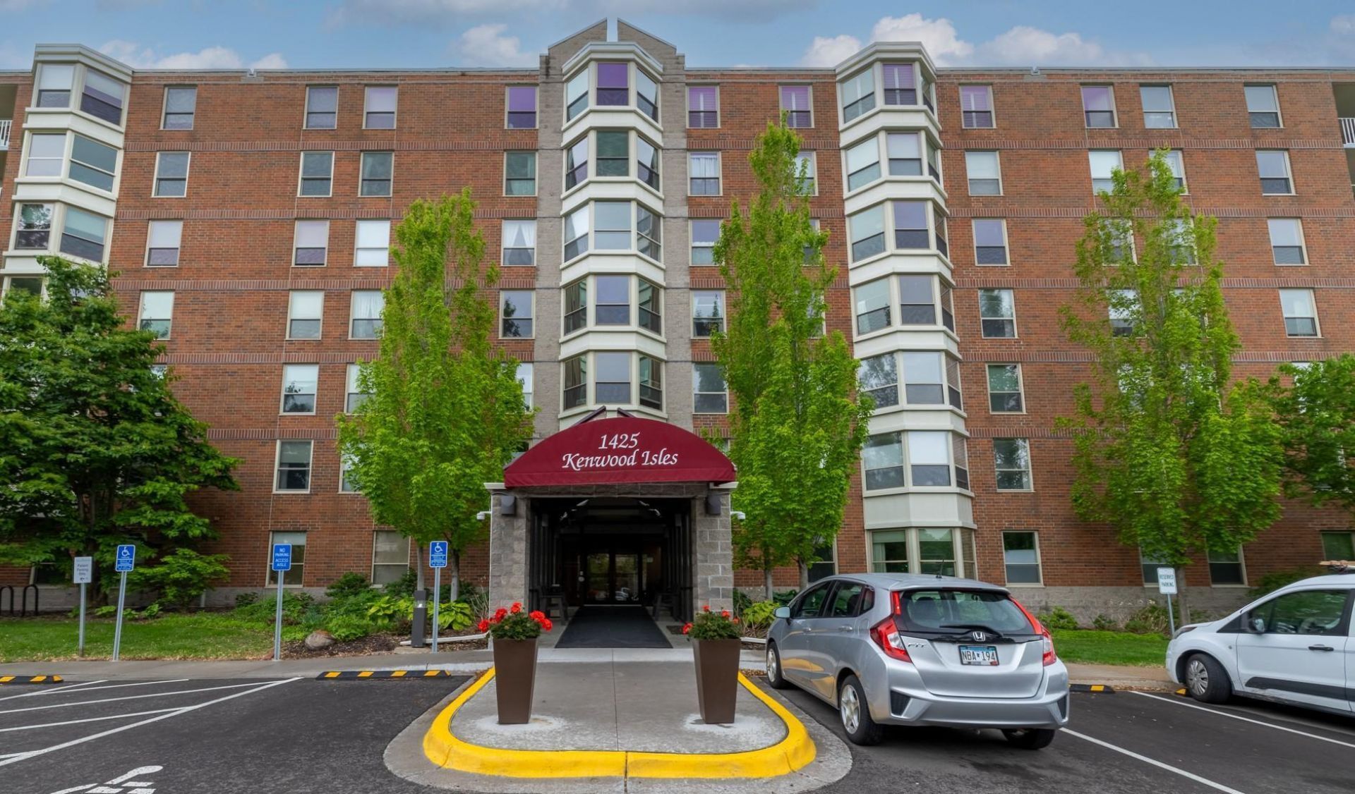 1425 W 28th Street, Unit 423, Minneapolis, MN 55408 Main Photo