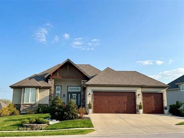 5745 Barn Hill Road, Parkville, MO 64152