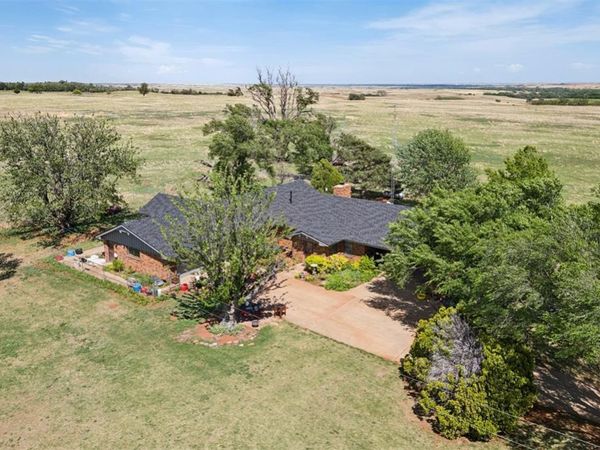 21749 E 1150 Road, Foss, OK 73647
