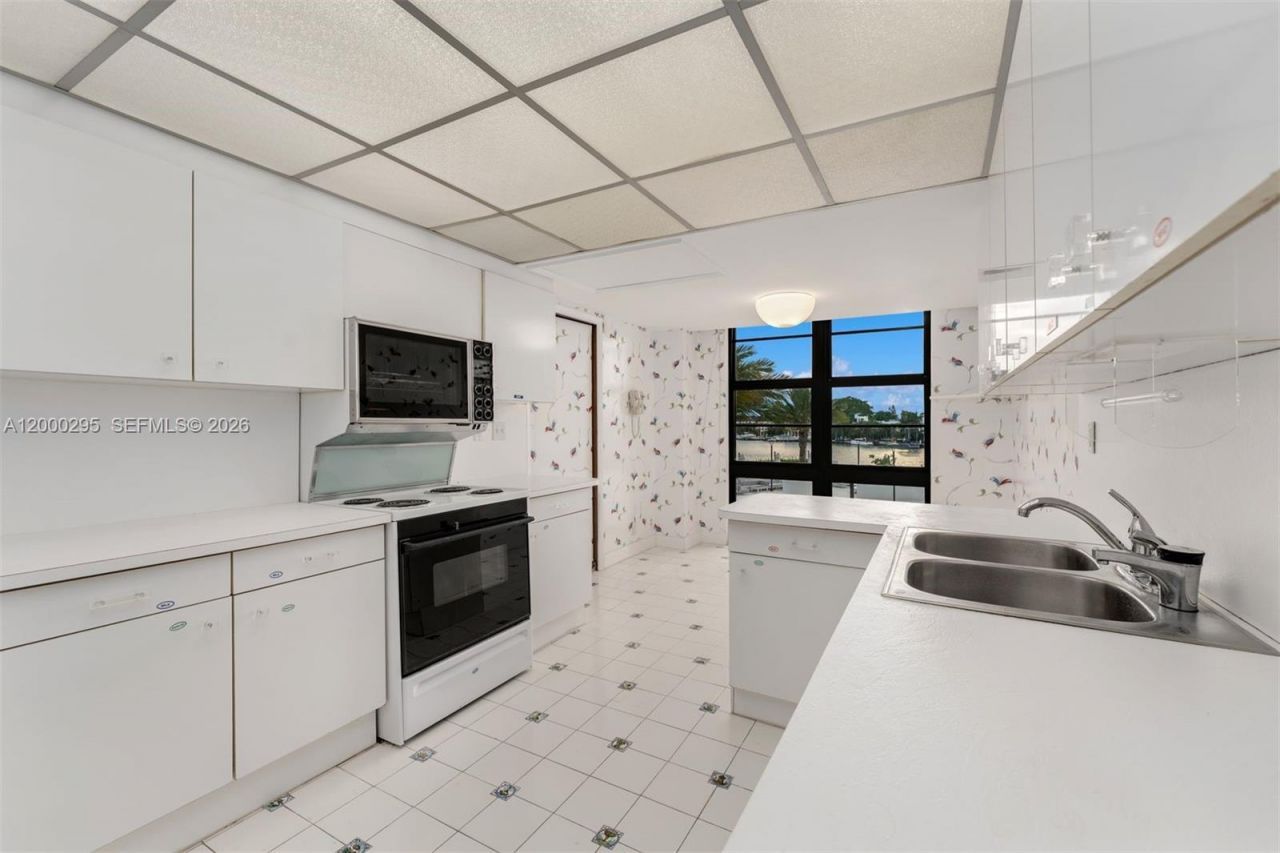 5500 Collins Ave, Unit 304, Miami Beach, FL 33140 Photo