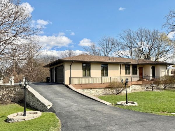 1S701 Eisenhower Road , Oakbrook Terrace, IL 60181