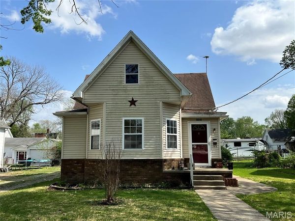 111 W South Street, Nokomis, IL 62075