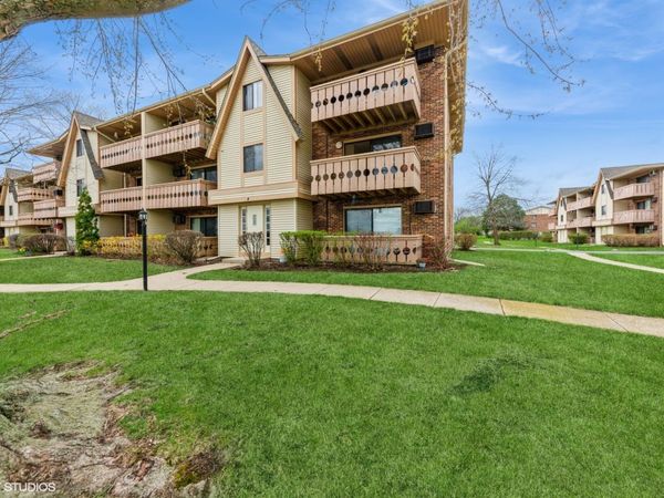 4 Parkside Court , Unit 8, Vernon Hills, IL 60061