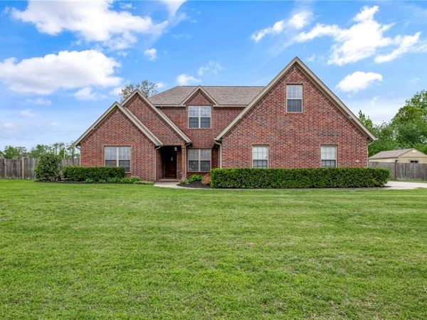 915 King Arthur Drive, Springdale, AR 72762