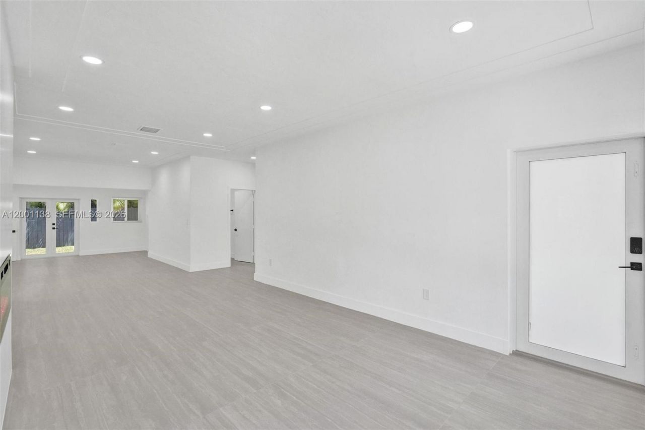 633 NE 70th St, Miami, FL 33138 Photo