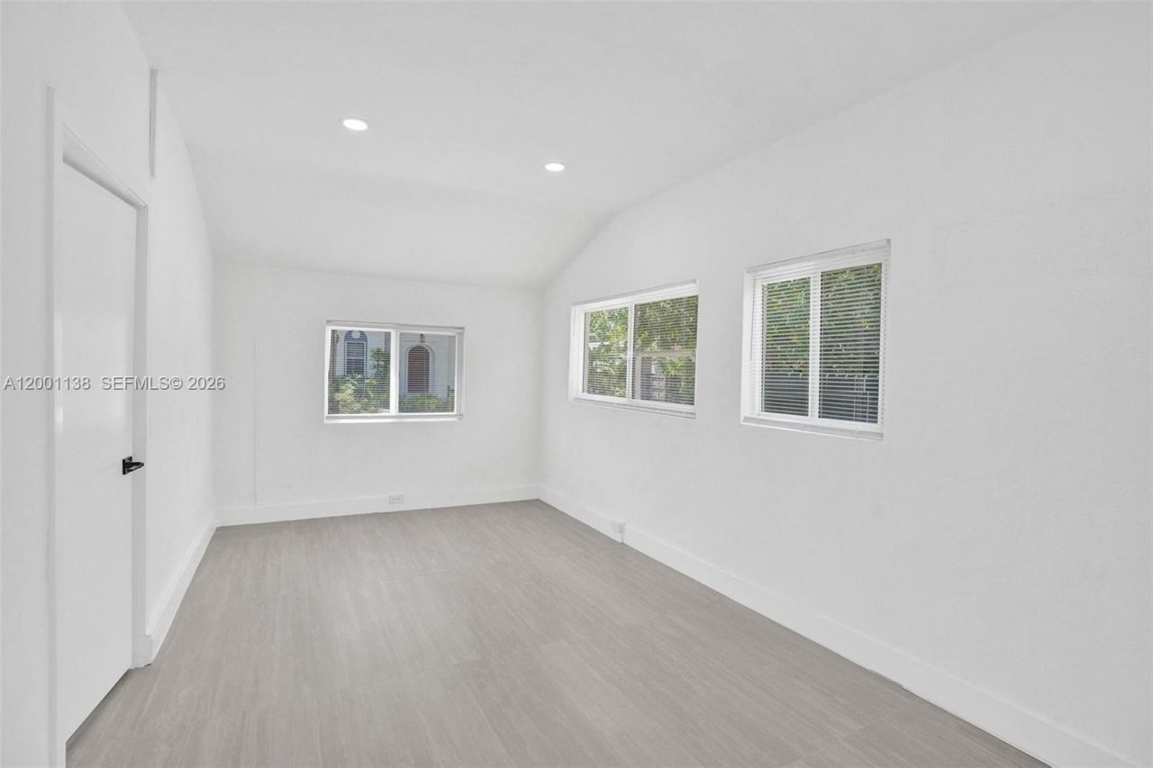 633 NE 70th St, Miami, FL 33138 Photo