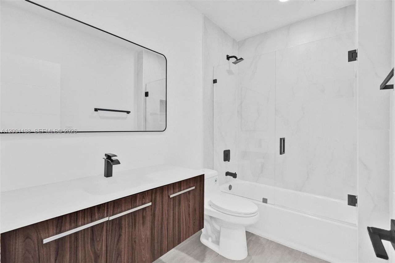 633 NE 70th St, Miami, FL 33138 Photo