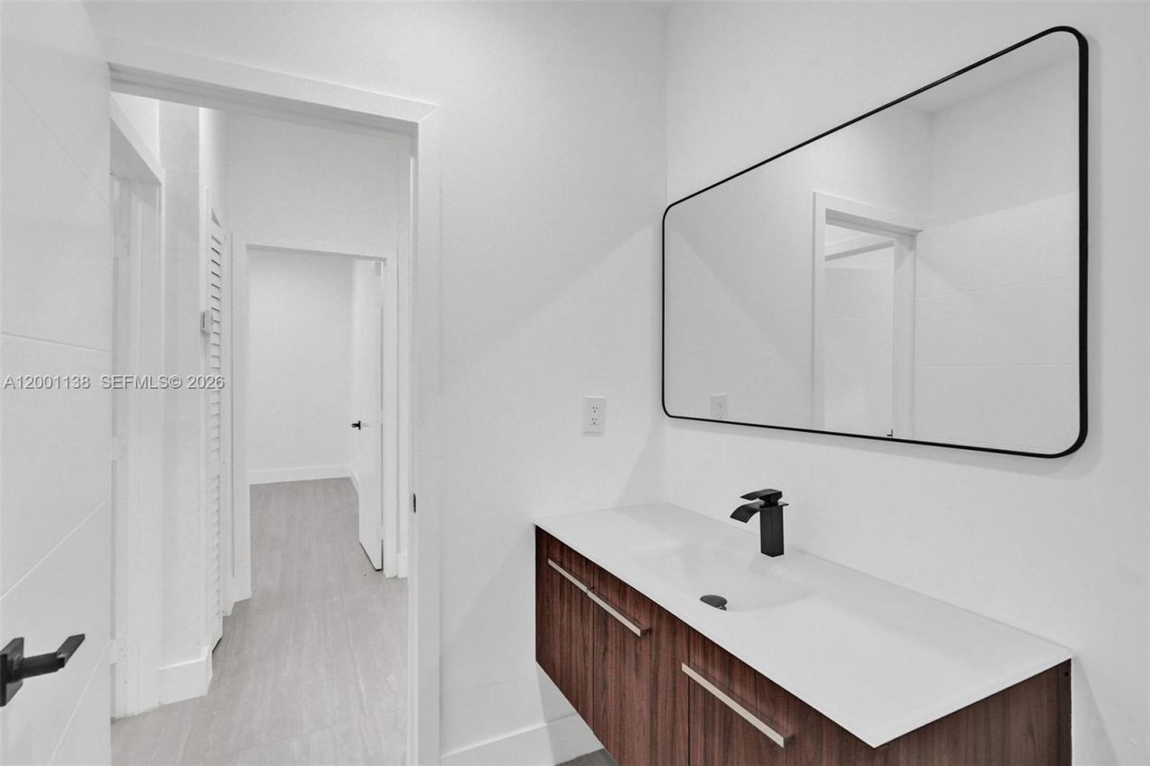 633 NE 70th St, Miami, FL 33138 Photo