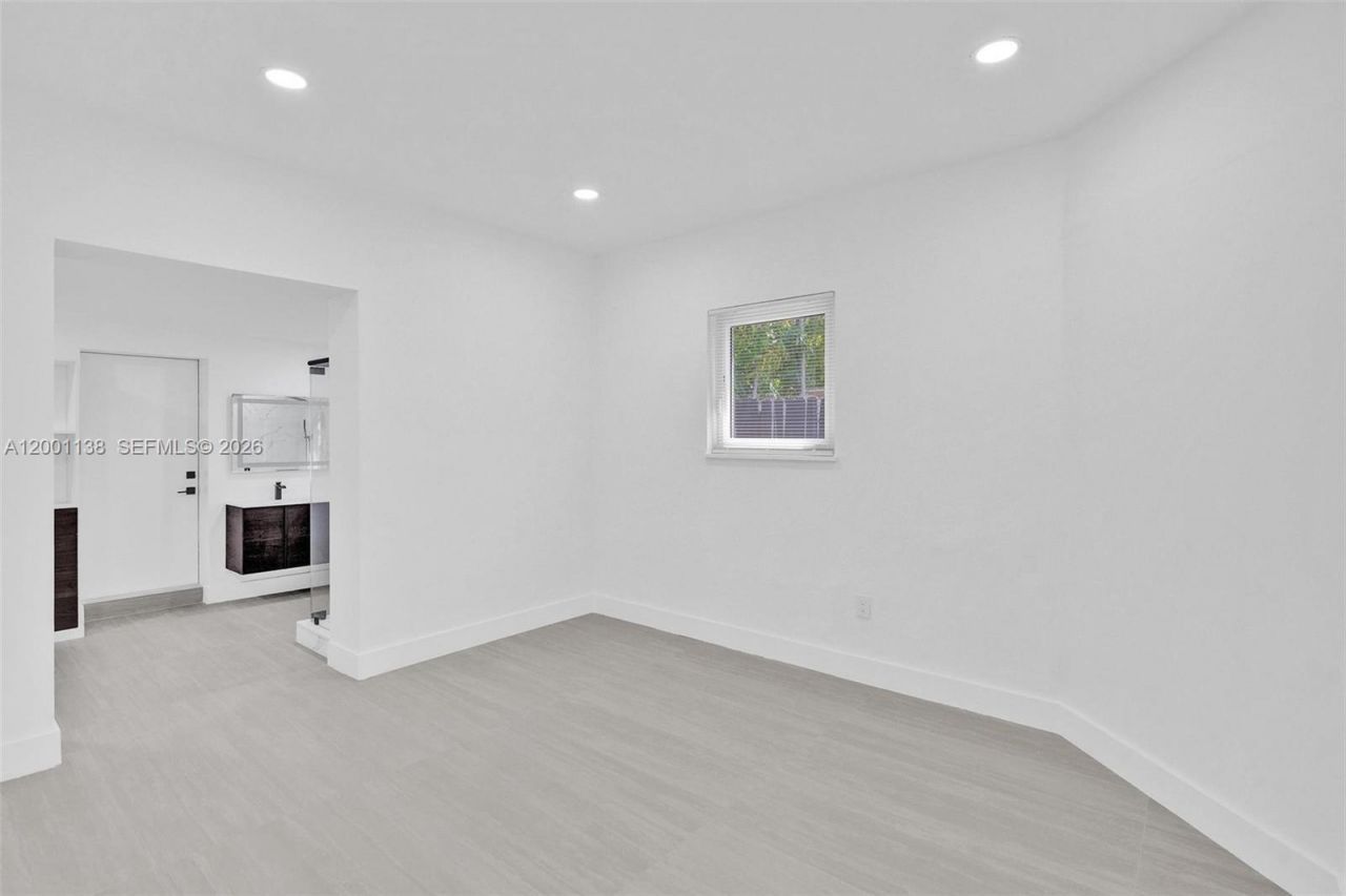 633 NE 70th St, Miami, FL 33138 Photo