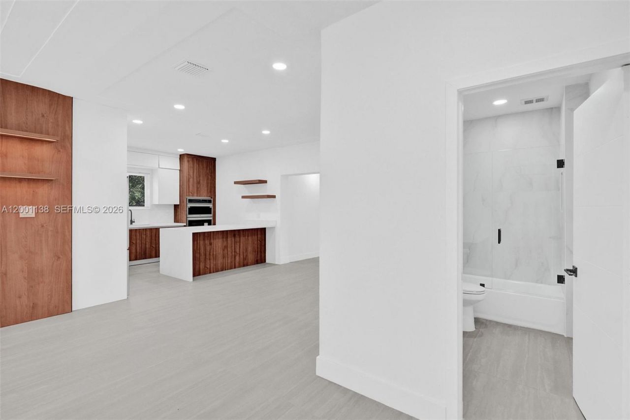 633 NE 70th St, Miami, FL 33138 Photo