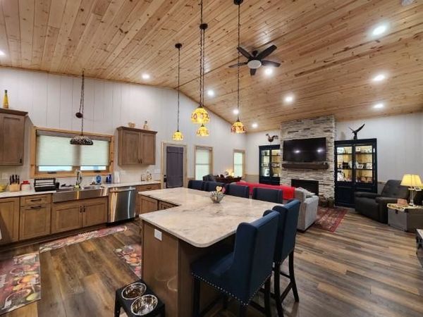 210 N 3RD Street, Mallard, IA 50562