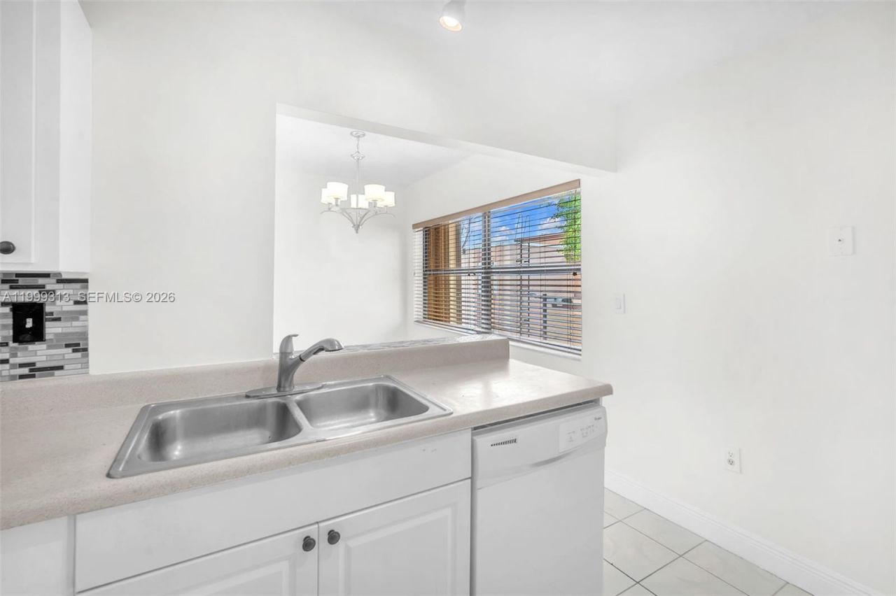 685 W Park Dr, Unit 206-11, Miami, FL 33172 Photo