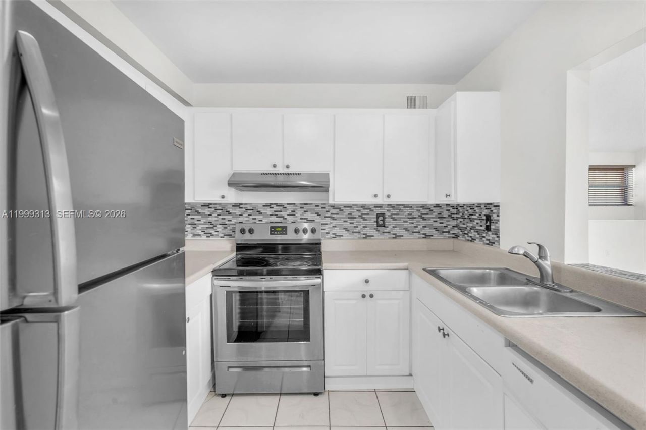 685 W Park Dr, Unit 206-11, Miami, FL 33172 Photo