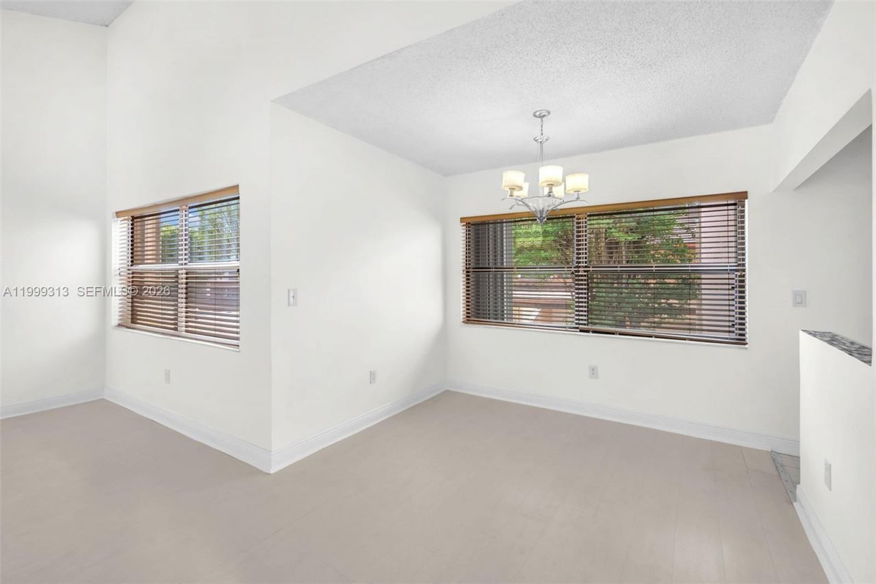 685 W Park Dr, Unit 206-11, Miami, FL 33172 Photo