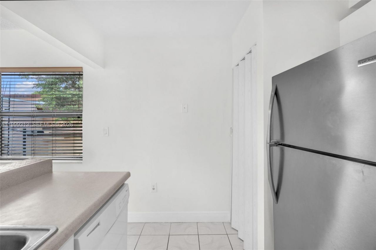 685 W Park Dr, Unit 206-11, Miami, FL 33172 Photo