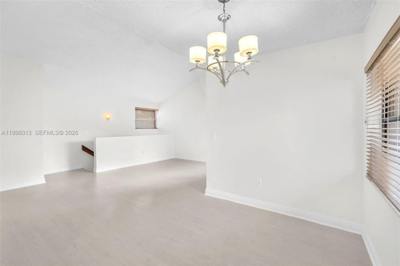 685 W Park Dr, Unit 206-11, Miami, FL 33172 Photo