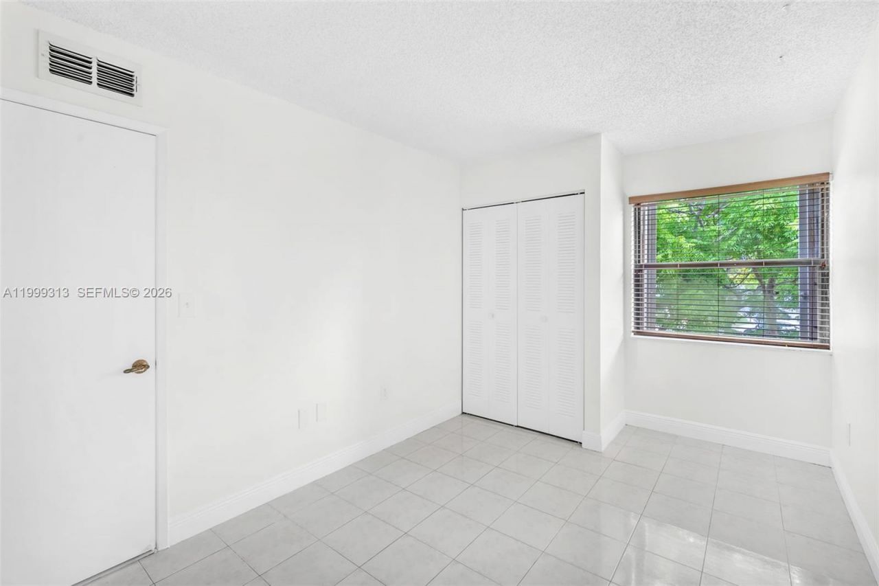 685 W Park Dr, Unit 206-11, Miami, FL 33172 Photo