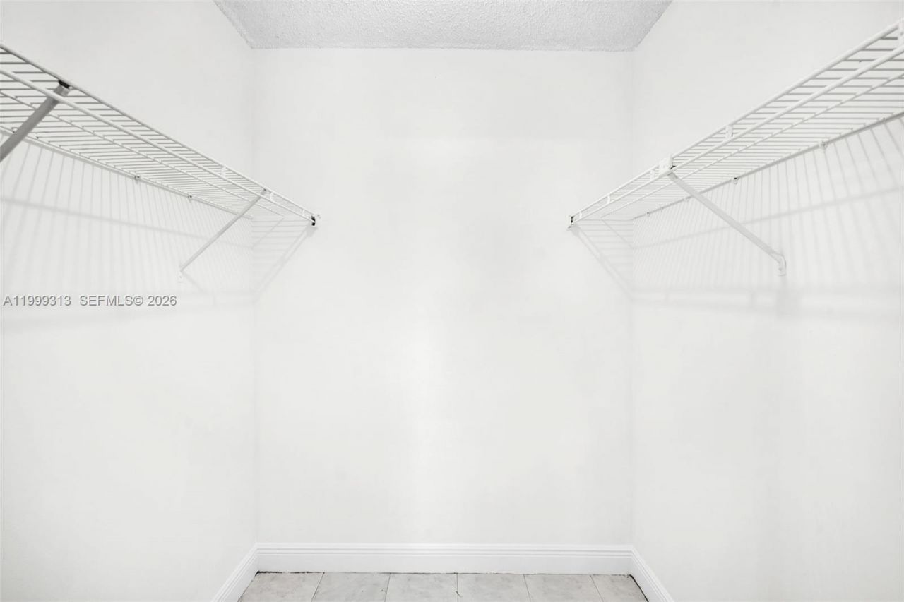 685 W Park Dr, Unit 206-11, Miami, FL 33172 Photo