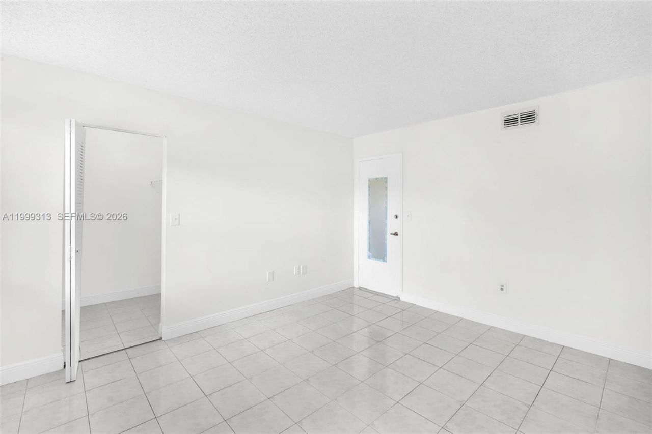685 W Park Dr, Unit 206-11, Miami, FL 33172 Photo