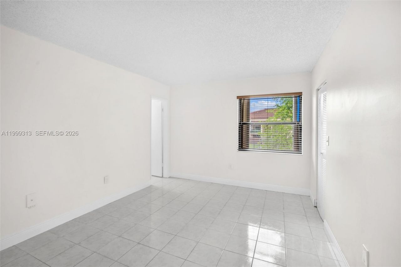 685 W Park Dr, Unit 206-11, Miami, FL 33172 Photo