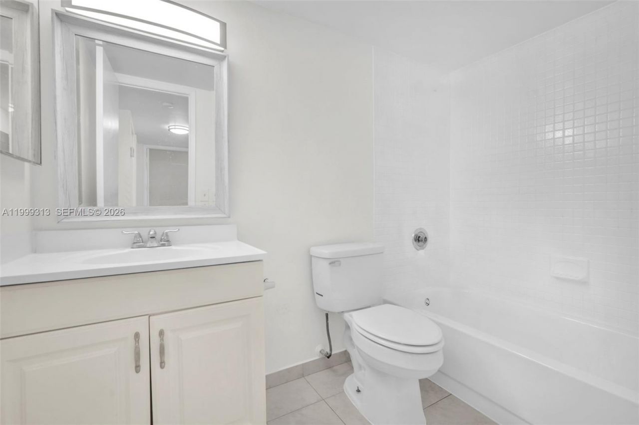 685 W Park Dr, Unit 206-11, Miami, FL 33172 Photo