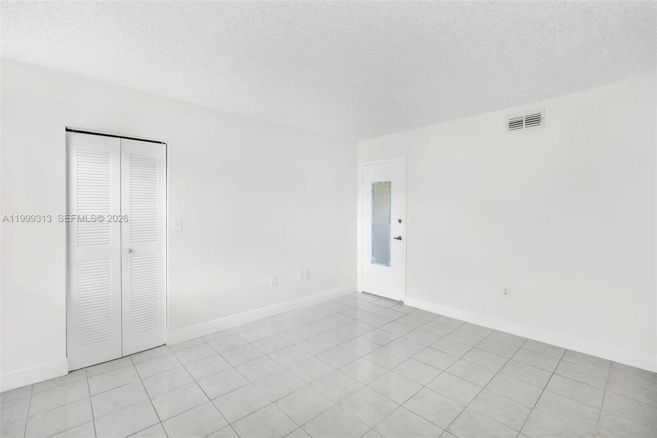 685 W Park Dr, Unit 206-11, Miami, FL 33172 Photo