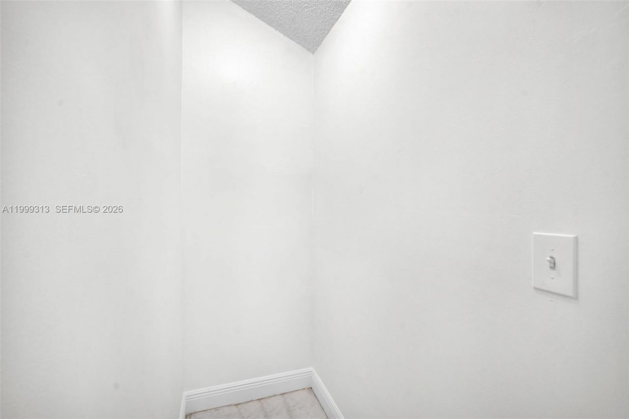 685 W Park Dr, Unit 206-11, Miami, FL 33172 Photo