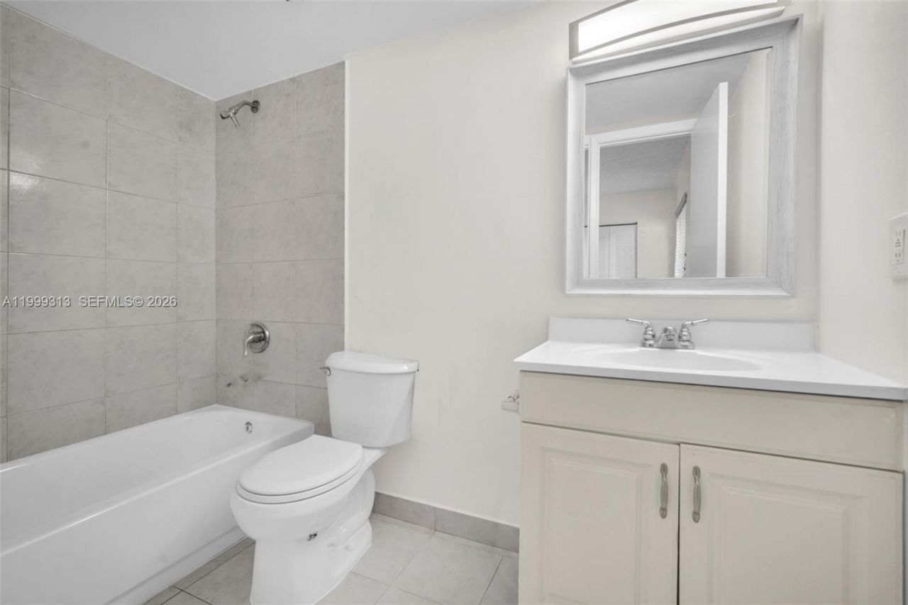 685 W Park Dr, Unit 206-11, Miami, FL 33172 Photo