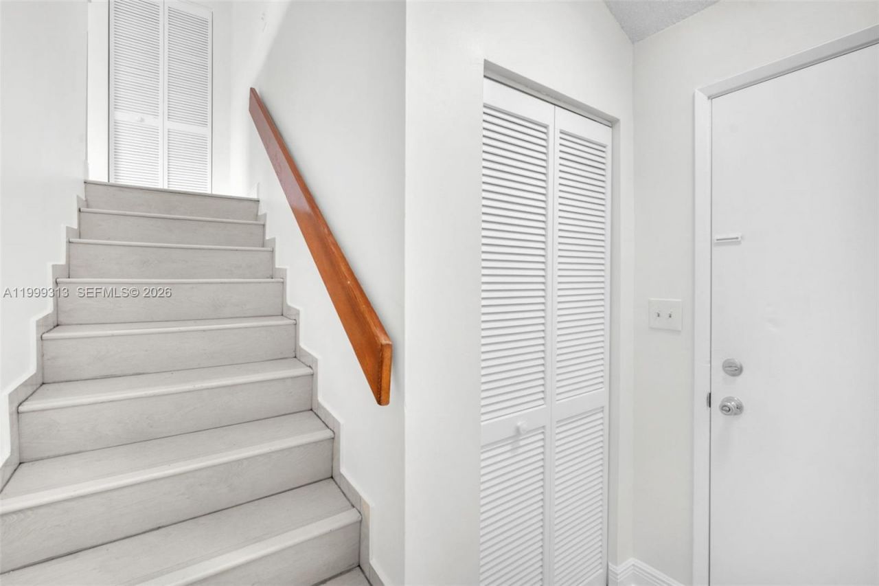 685 W Park Dr, Unit 206-11, Miami, FL 33172 Photo