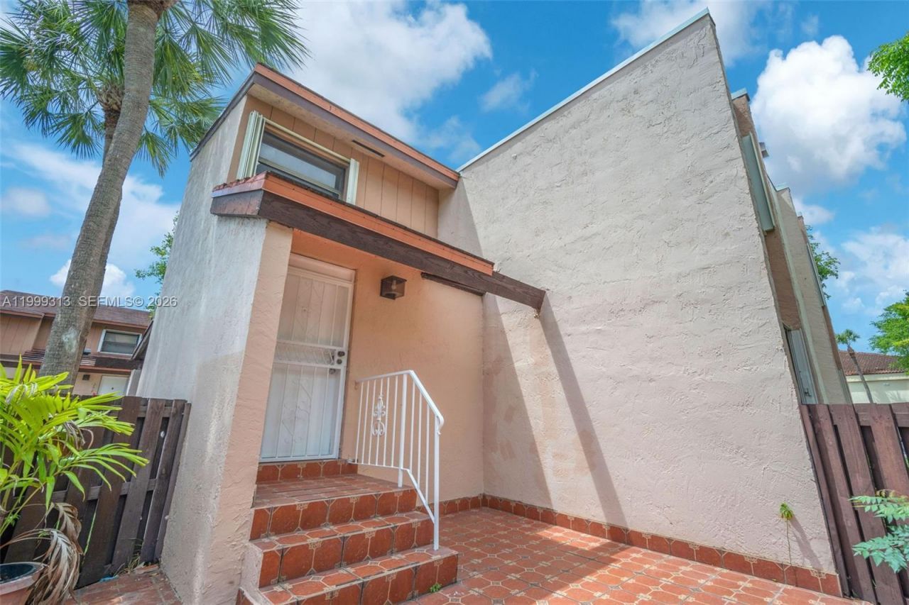 685 W Park Dr, Unit 206-11, Miami, FL 33172 Photo