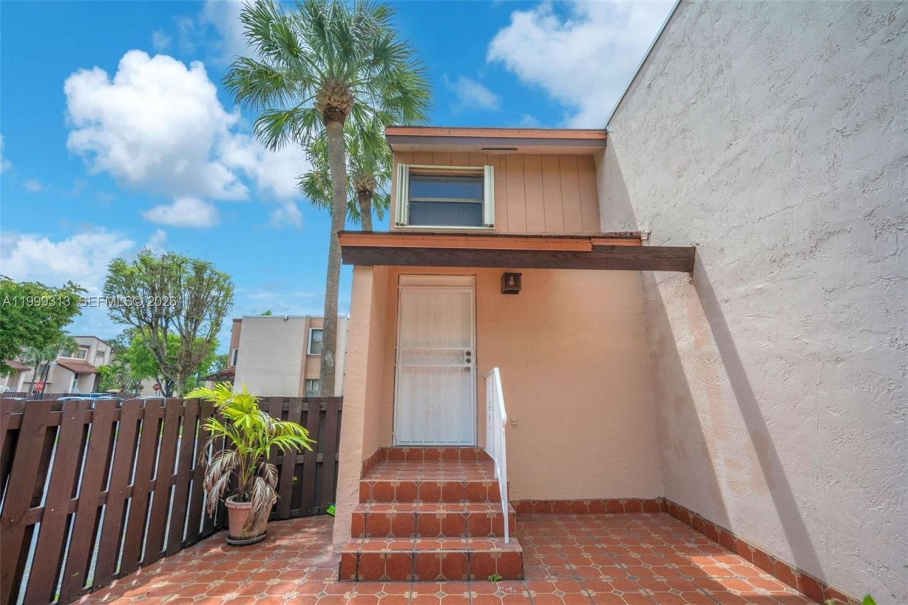 685 W Park Dr, Unit 206-11, Miami, FL 33172 Photo