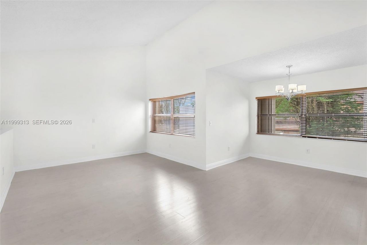 685 W Park Dr, Unit 206-11, Miami, FL 33172 Photo