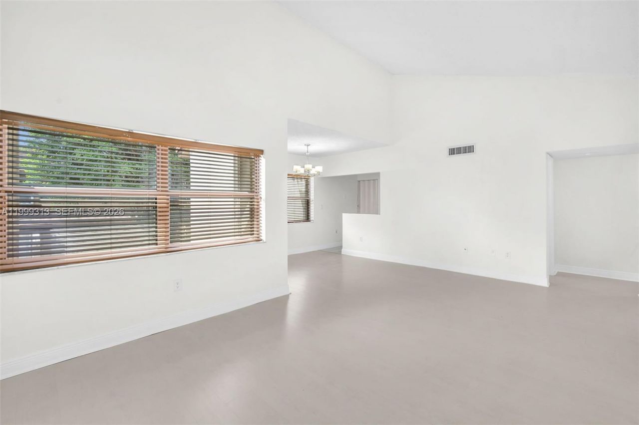 685 W Park Dr, Unit 206-11, Miami, FL 33172 Photo