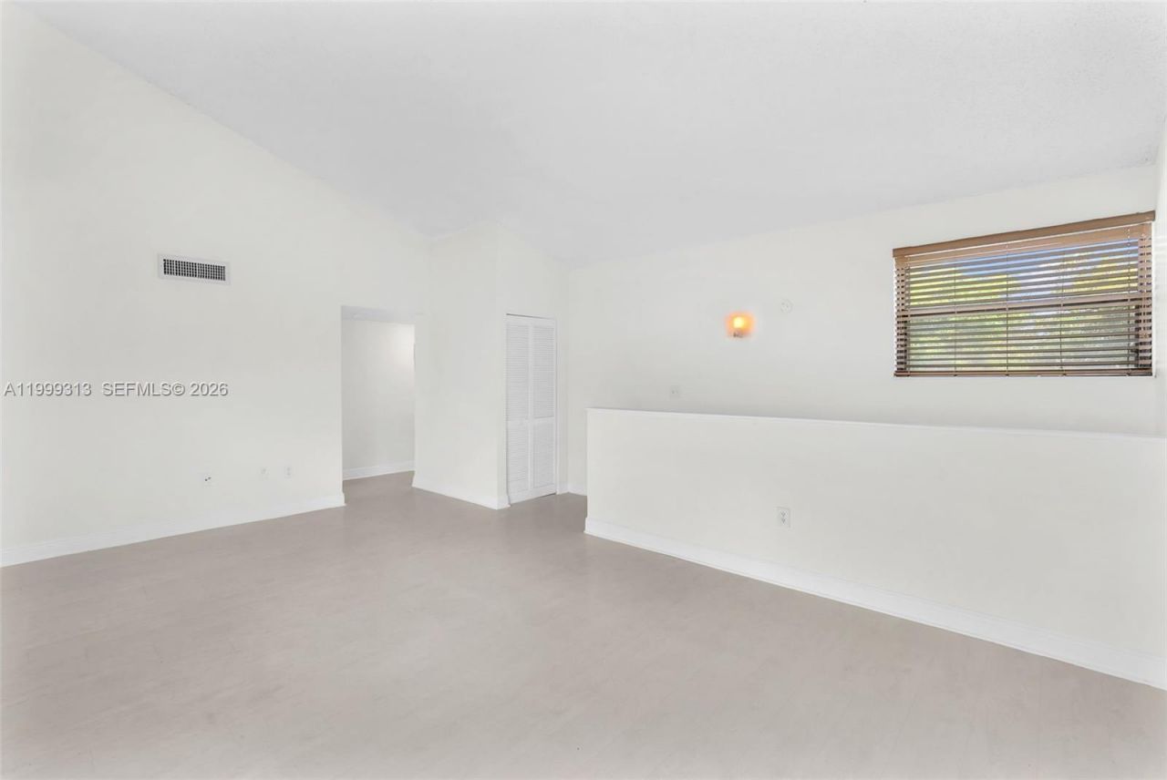 685 W Park Dr, Unit 206-11, Miami, FL 33172 Photo