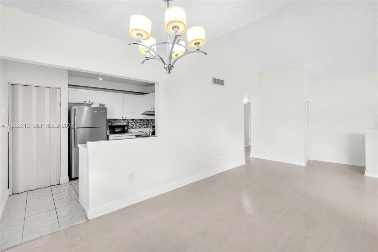 685 W Park Dr, Unit 206-11, Miami, FL 33172 Photo