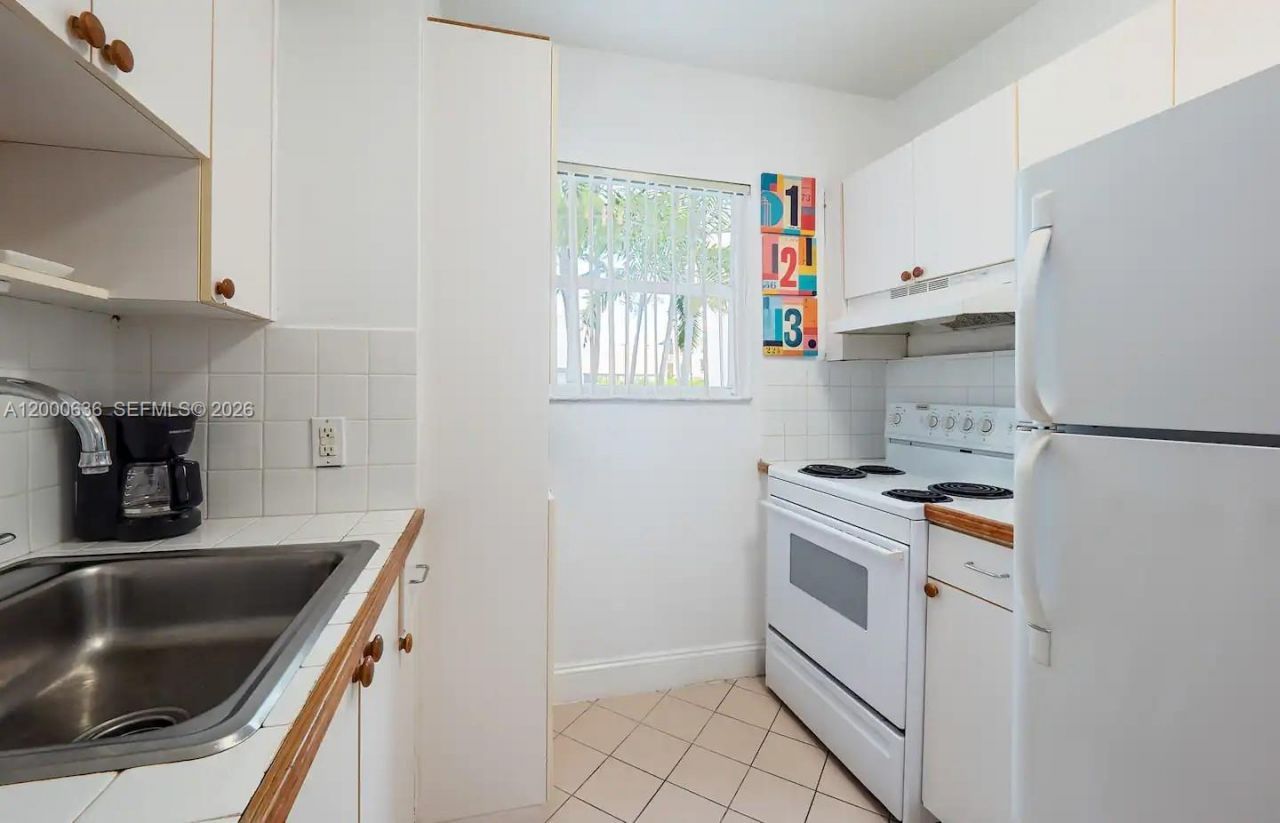 2615 Collins Ave, Unit 37, Miami Beach, FL 33140 Photo