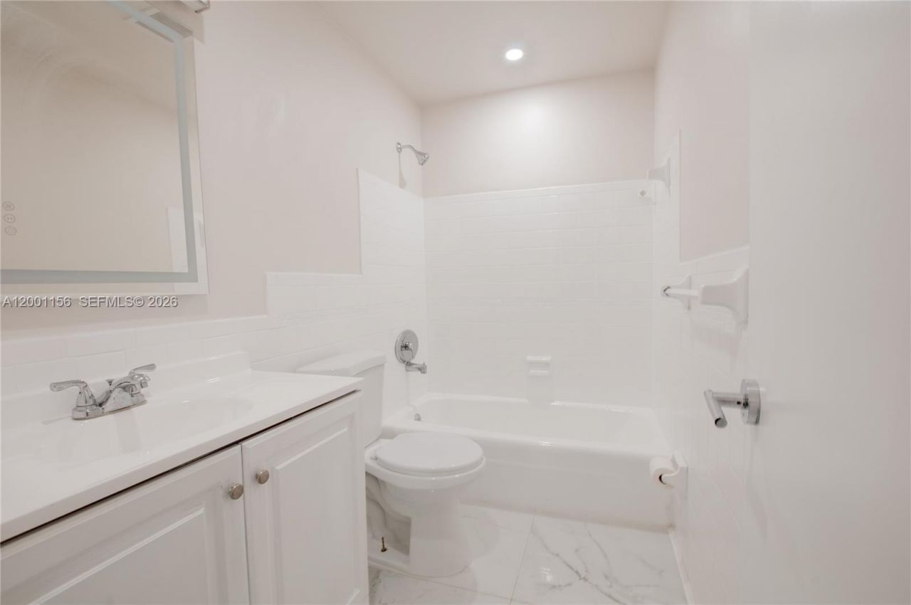 300 S Luna Ct, Unit 2, Hollywood, FL 33021 Photo