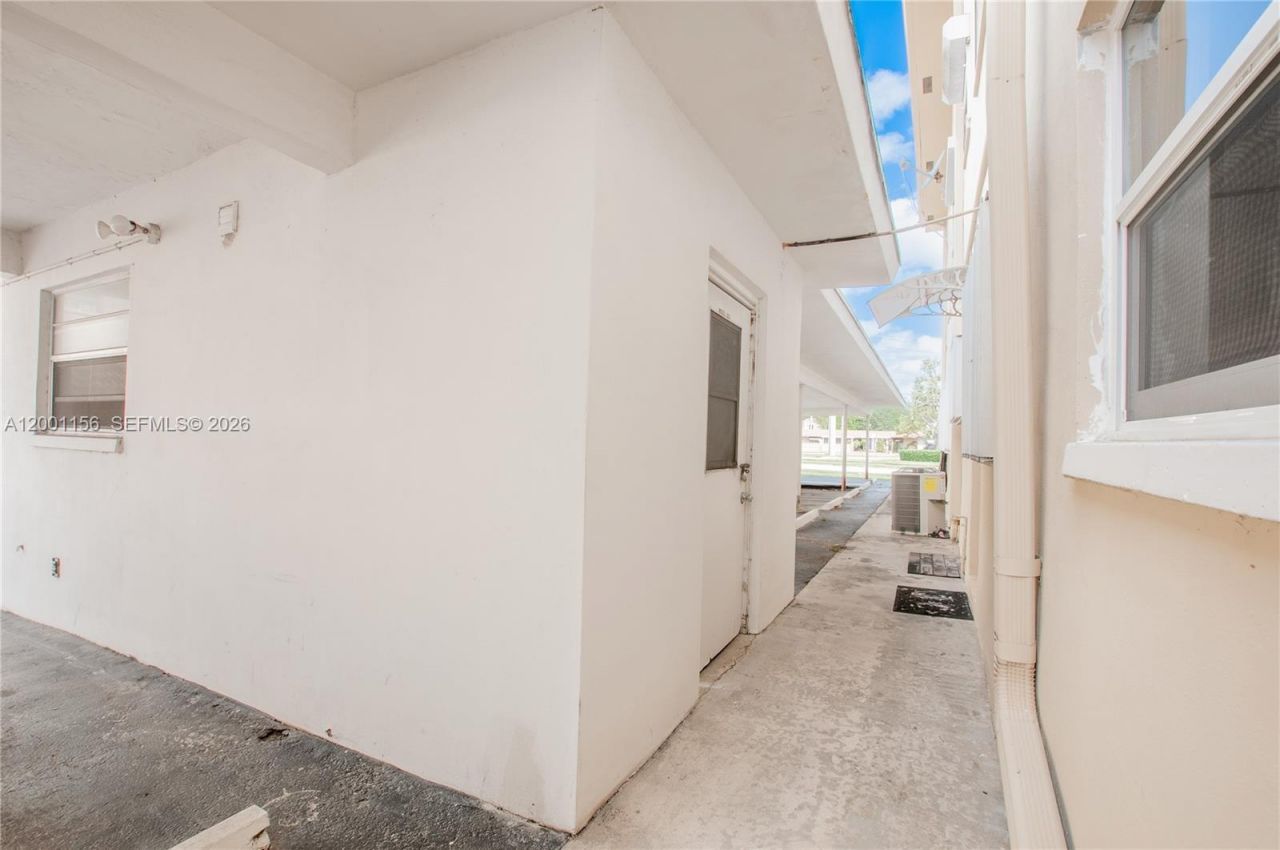 300 S Luna Ct, Unit 2, Hollywood, FL 33021 Photo