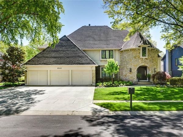 8943 Cedar Drive, Prairie Village, KS 66207