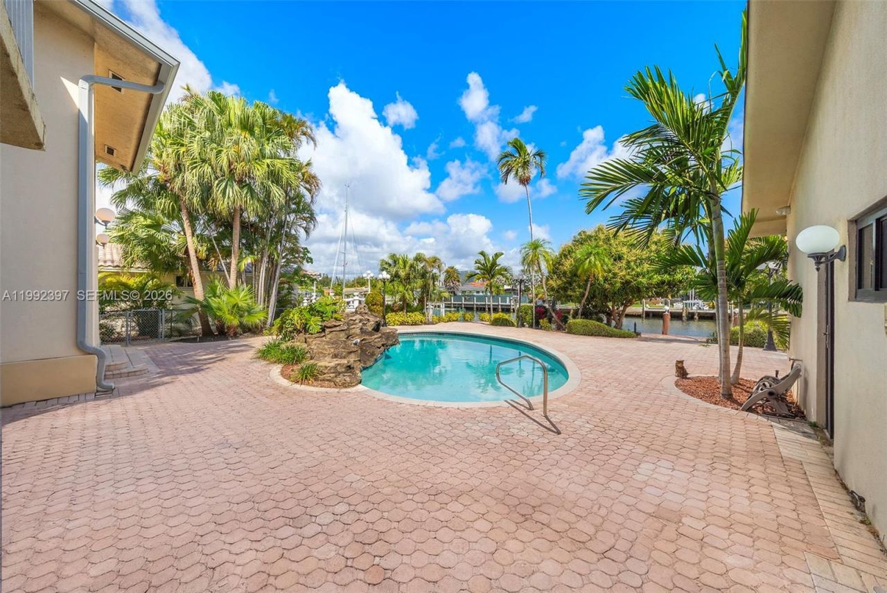 448 Poinciana Dr, Hallandale Beach, FL 33009 Photo