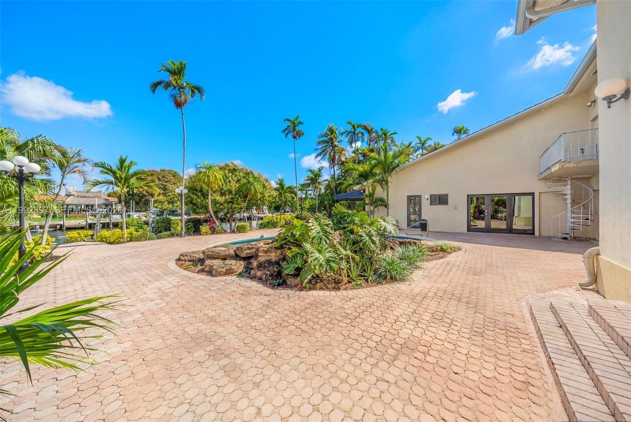 448 Poinciana Dr, Hallandale Beach, FL 33009 Photo