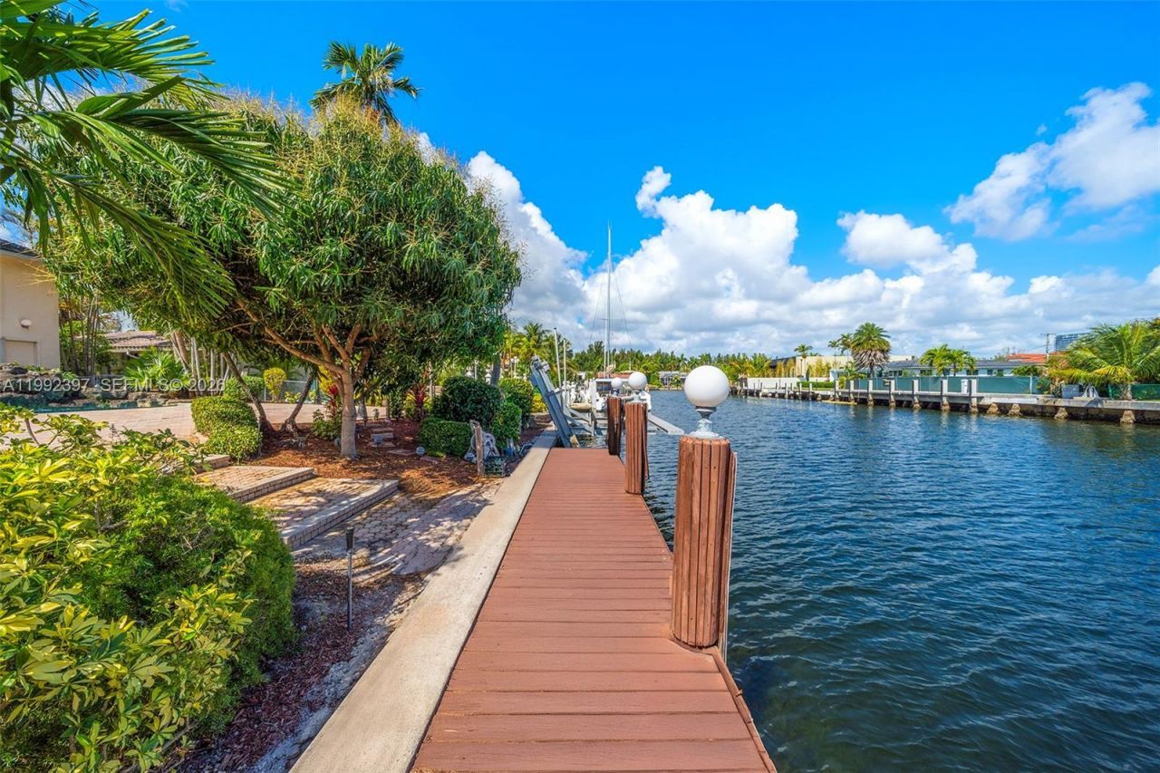 448 Poinciana Dr, Hallandale Beach, FL 33009 Photo