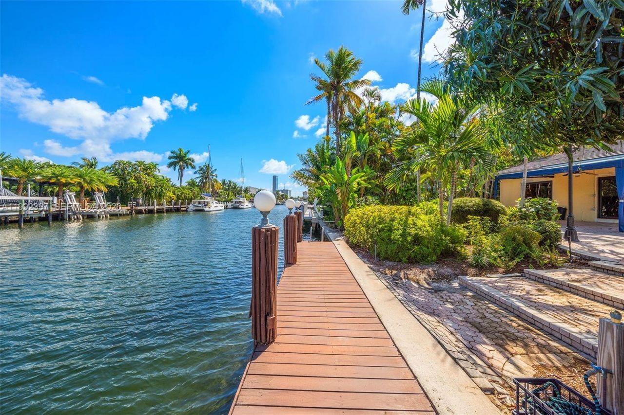 448 Poinciana Dr, Hallandale Beach, FL 33009 Photo