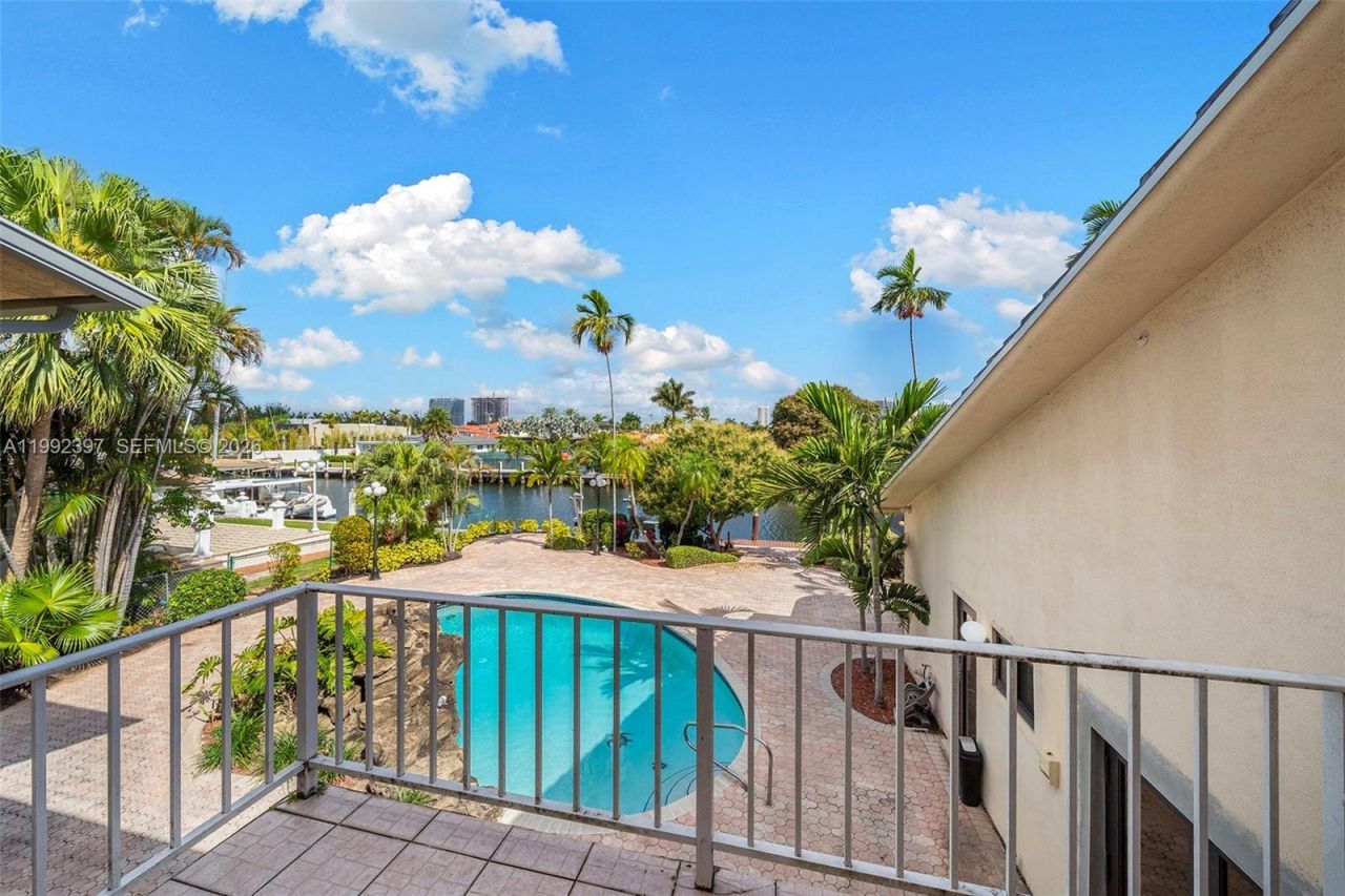 448 Poinciana Dr, Hallandale Beach, FL 33009 Photo