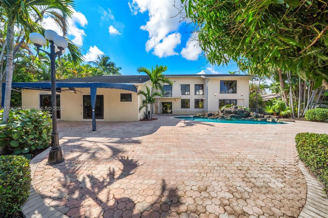 448 Poinciana Dr, Hallandale Beach, FL 33009 Photo